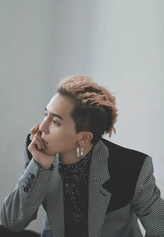 Biến thể Mohawk hiện đại với độ dài vừa phải và texture tự nhiên