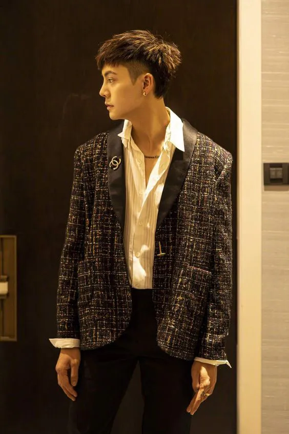 Mohawk với phần tóc giữa được vuốt nhọn, thể hiện sự mạnh mẽ