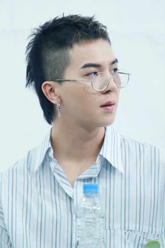 Mohawk cá tính kết hợp với độ phồng và kiểu tạo hình khác biệt