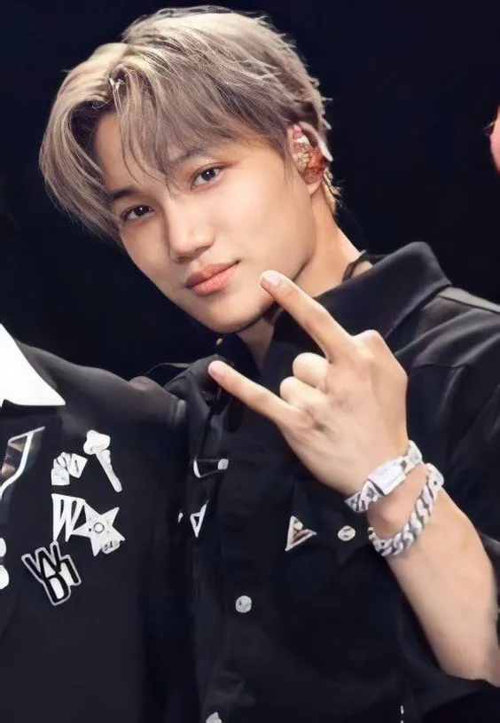 Mẫu tóc nam Middle Part với độ dài trung bình, rẽ ngôi giữa rõ nét