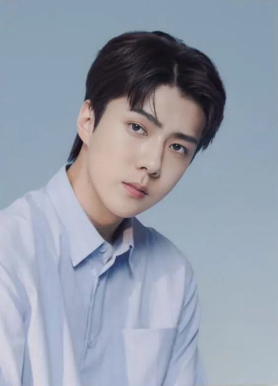 Hình ảnh một người đàn ông với kiểu tóc Middle Part phù hợp, tạo vẻ ngoài thanh lịch