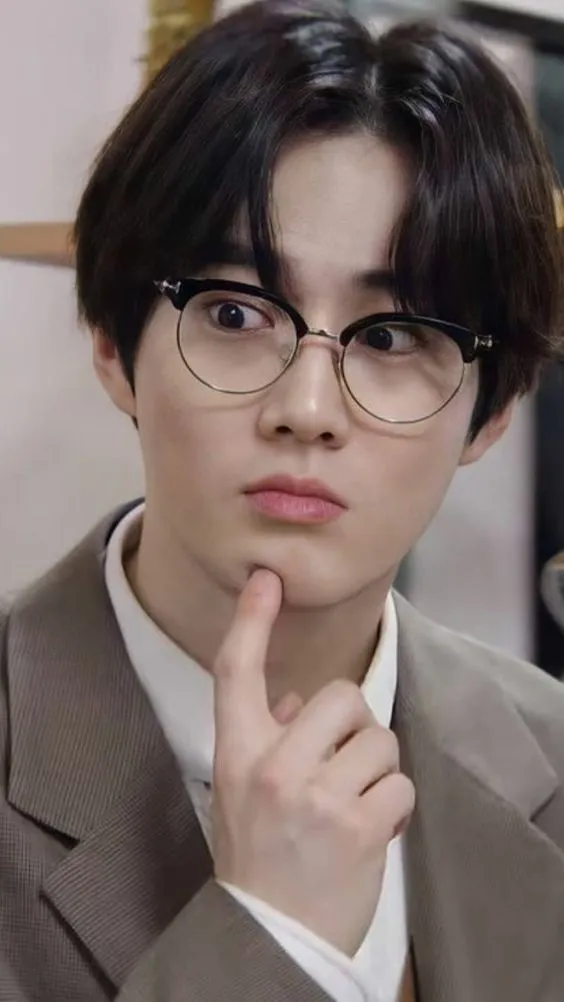 Tóc nam rẽ ngôi giữa đang được tạo kiểu bằng lược và máy sấy