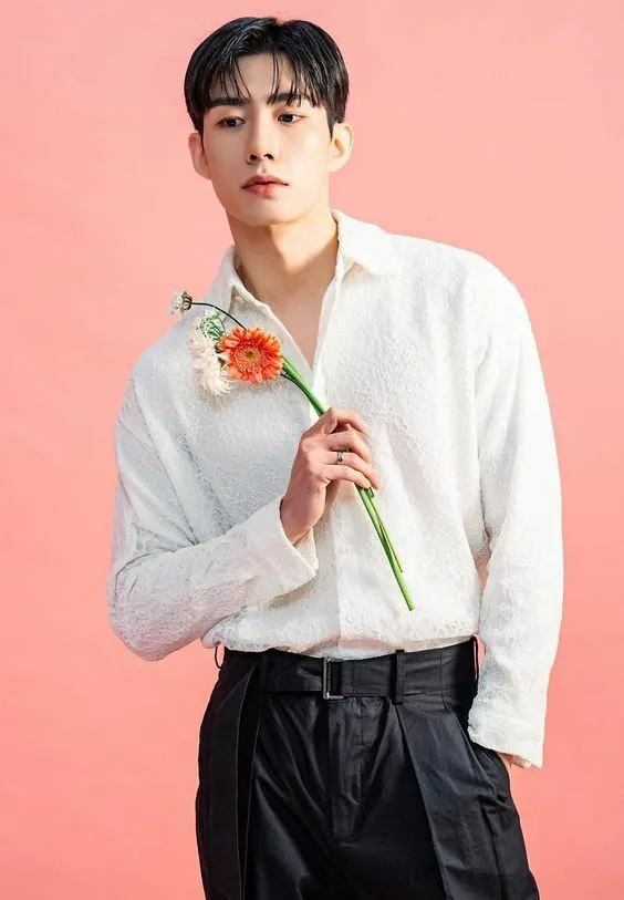 Chân dung một thợ cắt tóc nam đang tạo kiểu cho khách