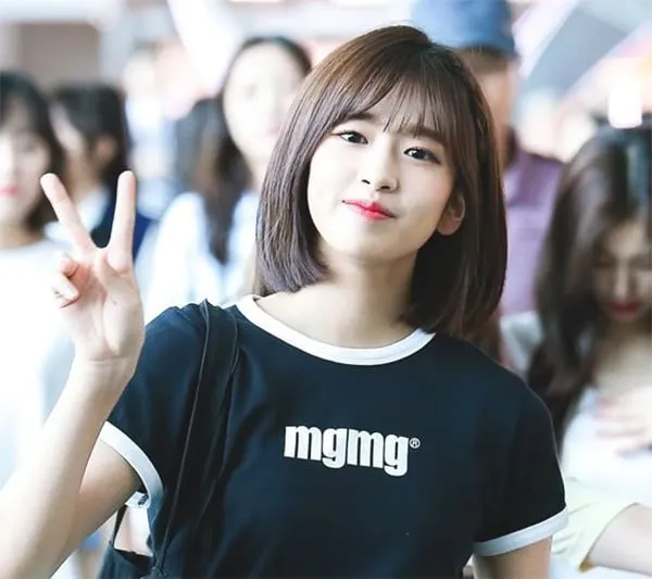 Mẫu tóc ngắn uốn cụp nhẹ nhàng kết hợp với mái thưa Hàn Quốc, giúp gương mặt trở nên thanh thoát và trẻ trung hơn