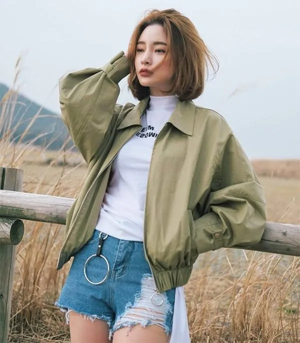 Kiểu tóc uốn cụp chữ C cổ điển, đơn giản nhưng không kém phần thanh lịch, tôn lên nét duyên dáng của phụ nữ