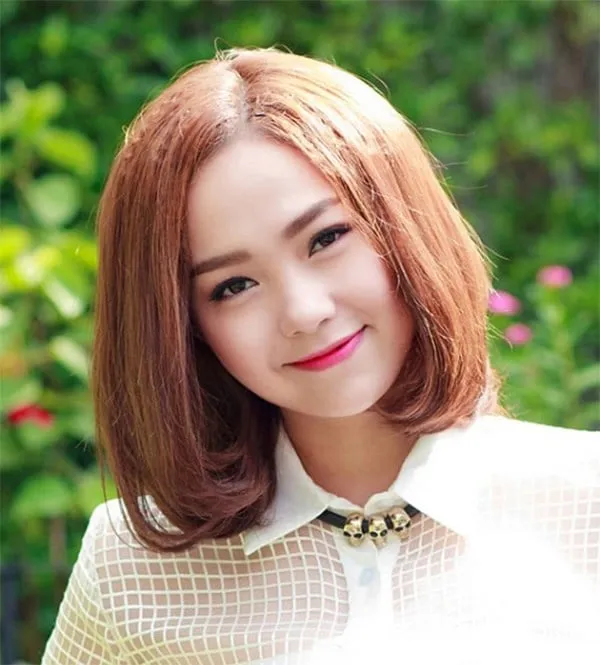 Tóc ngắn uốn cụp dập xù mang lại vẻ ngoài cá tính và trẻ trung, tạo độ dày tối đa cho mái tóc