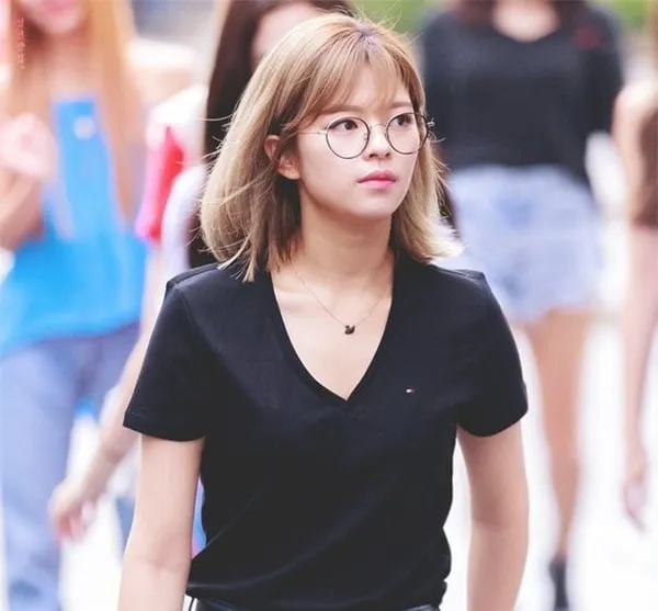 Mẫu tóc uốn cụp ngang vai, ôm nhẹ khuôn mặt, tạo nét thanh tú và dịu dàng cho phái nữ