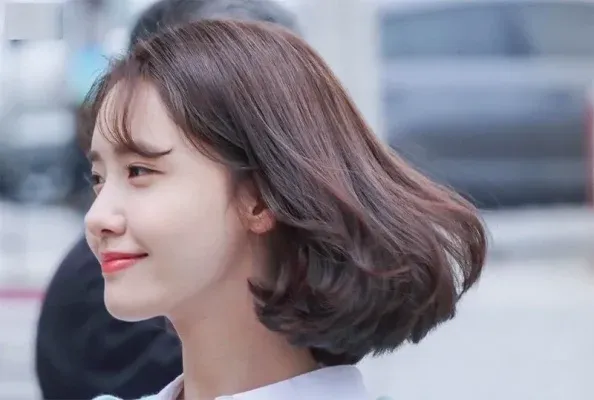 Kiểu tóc ngắn uốn cụp tinh tế và nữ tính