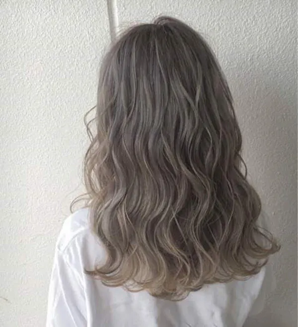 Kiểu tóc sóng nước mềm mại Hàn Quốc tạo cảm giác trẻ trung và nữ tính.