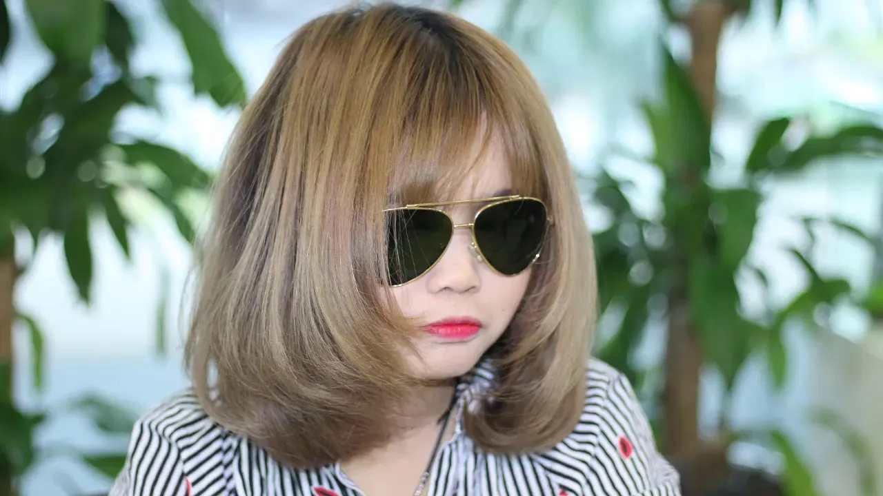 Tóc ngang vai: Kiểu tóc ngang vai là một lựa chọn tuyệt vời cho những cô nàng muốn thể hiện sự trẻ trung và năng động. Kiểu tóc này không chỉ đơn giản mà còn dễ tạo kiểu, phù hợp cho nhiều hoàn cảnh khác nhau.