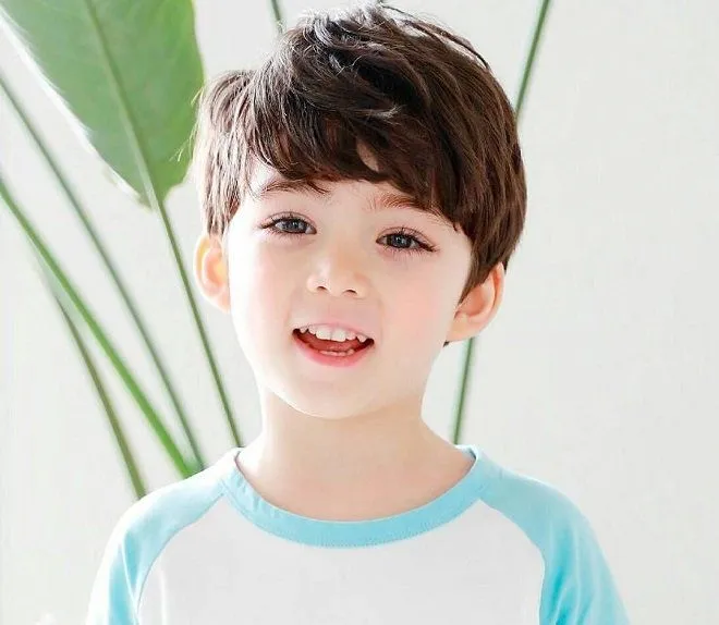 Kiểu tóc Layer mái xéo cho bé trai sử dụng kéo tỉa