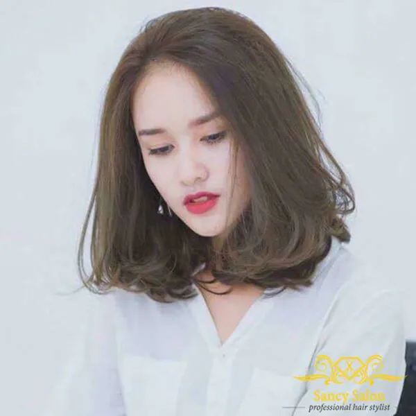 Kiểu tóc uốn xoăn đuôi là sự kết hợp hoàn hảo giữa sự sang trọng và năng động.