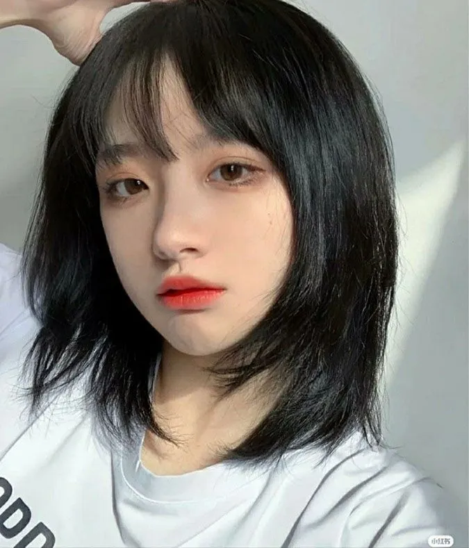 Nữ sinh với kiểu tóc bob ngang vai được uốn xoăn sóng nhẹ nhàng