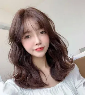 Tóc ngắn uốn xoăn sóng ngang vai mềm mại