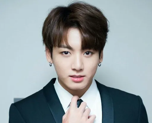 Tóc 6/4 kết hợp nhuộm màu thời thượng, tạo vẻ ngoài trẻ trung và nổi bật, phù hợp với xu hướng làm đẹp hiện nay