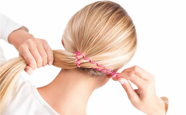 Minh họa sử dụng dây chun lò xo để buộc tóc đuôi ngựa, giúp chống gãy tóc