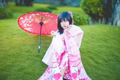 Người phụ nữ mặc Kimono màu sáng, kiểu tóc búi cao cổ điển được trang trí bằng trâm cài hoa