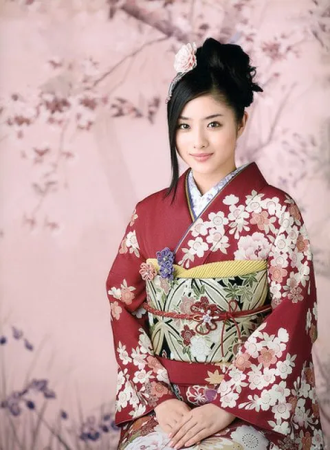 Ảnh chụp cận cảnh toàn bộ Kimono và người phụ nữ đang đứng, thể hiện kiểu tóc và trang phục hòa hợp