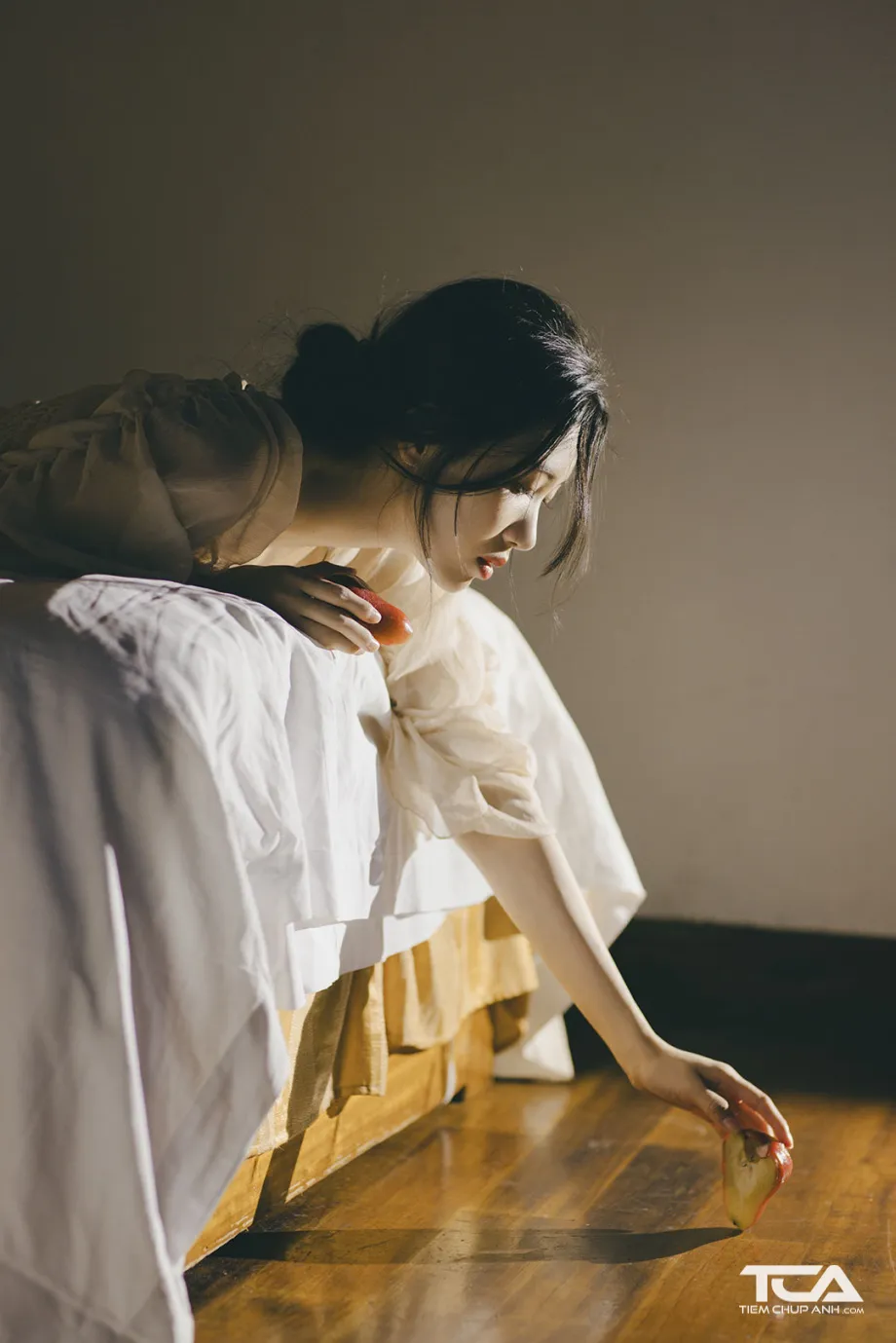 Nữ sinh tóc búi thấp thanh lịch với áo dài truyền thống