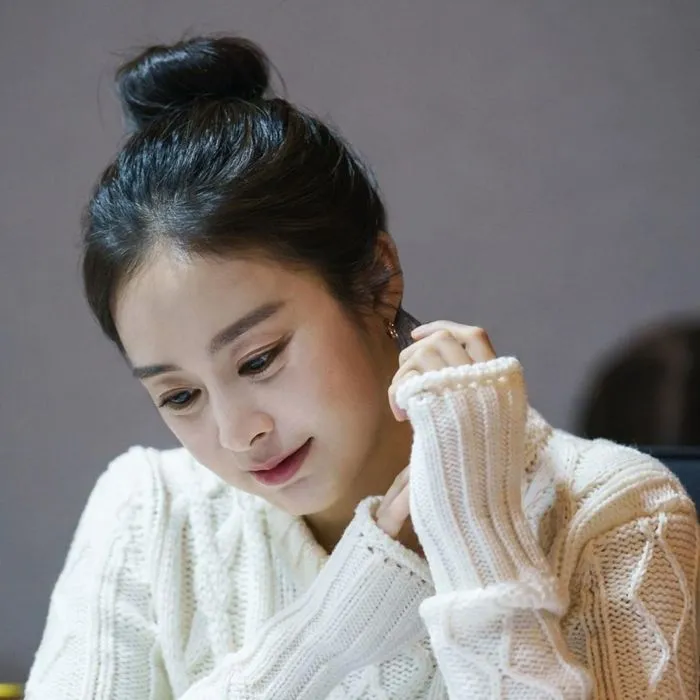 Búi tóc củ tỏi cao mang lại vẻ dịu dàng cho các cô gái