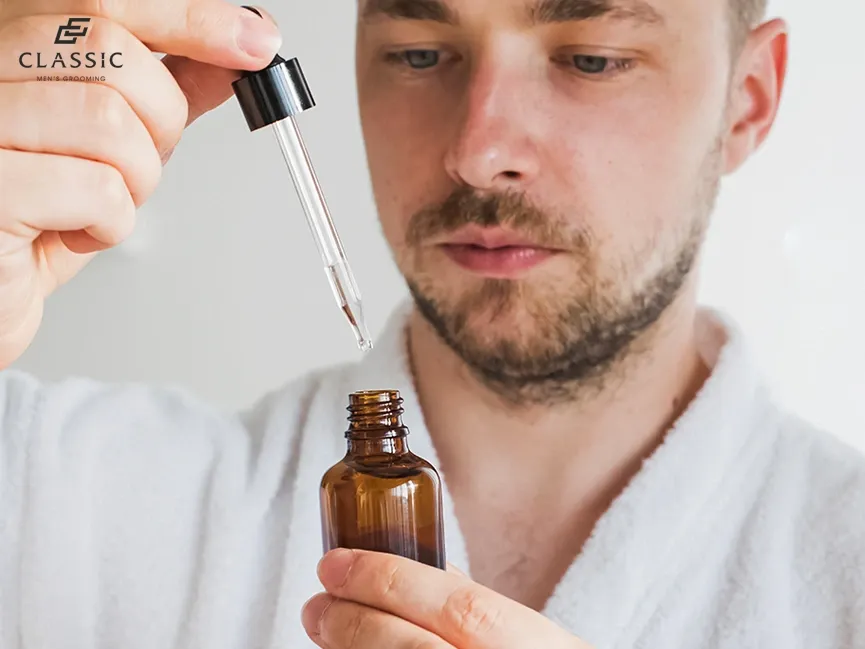 Người mẫu nam đang sấy tóc bằng máy sấy có vòi khuếch tán ở chế độ gió mát