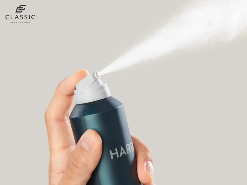 Hình ảnh một người đang dùng xịt dưỡng ẩm lên tóc