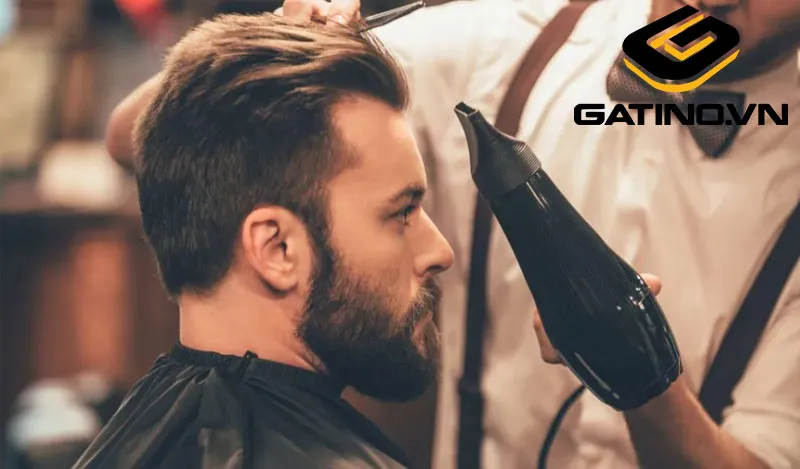 Quy trình tạo kiểu tóc bằng máy sấy và lược, tập trung vào việc tạo volume tự nhiên