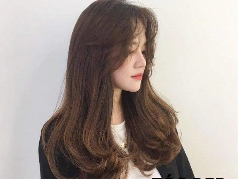 Mái tóc có phần đuôi cụp dễ thương và bồng bềnh