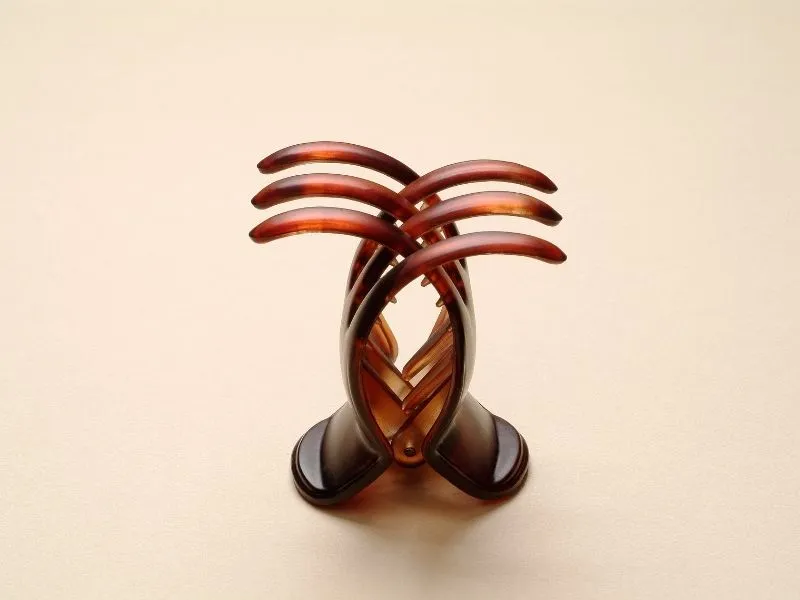 Hướng dẫn cách làm sao để đuôi tóc cụp vào bằng kẹp càng cua