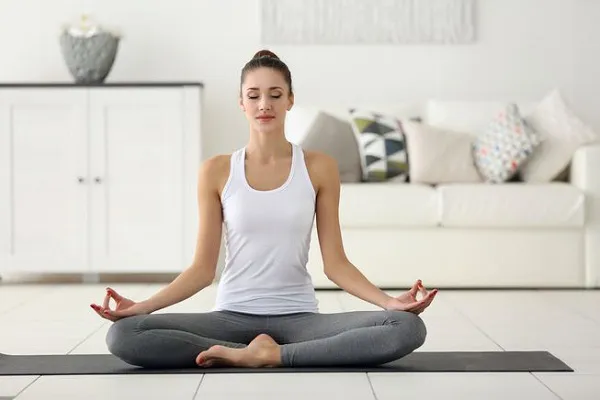 Một người đàn ông đang tập yoga để giảm căng thẳng