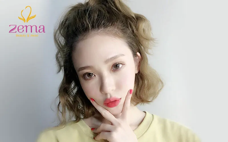 Tóc xoăn ngắn tạo vẻ quyến rũ nữ tính