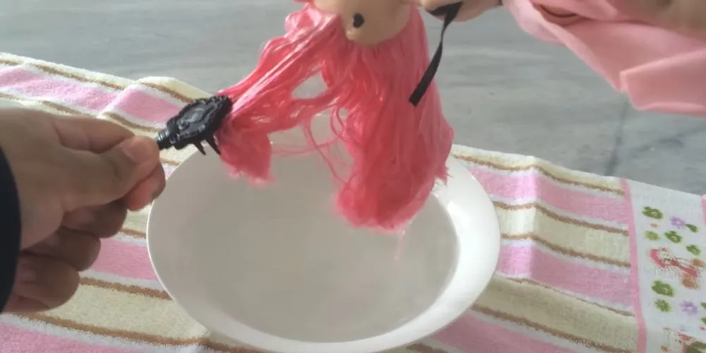 Gỡ rối sơ bộ tóc búp bê bằng lược răng thưa