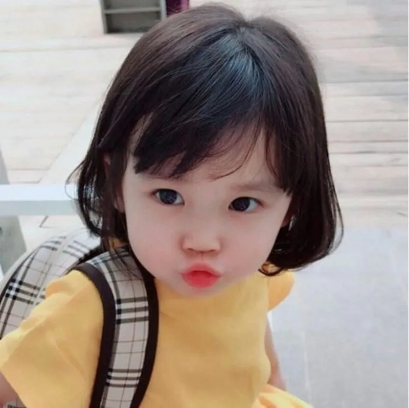 Kiểu tóc Bob truyền thống ngang cằm, phụ kiện kẹp tóc nơ trắng