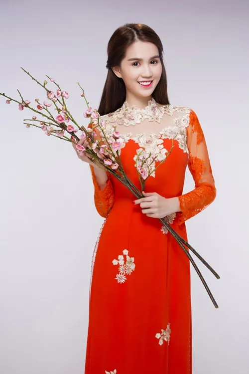 Kiểu tóc búi thấp kết hợp với tóc tết và phụ kiện hoa nhỏ xinh