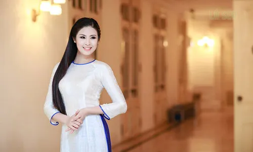 Kiểu tóc thẳng suôn mượt xõa dài truyền thống, tạo nét đằm thắm khi mặc áo dài