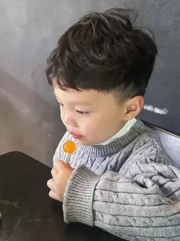 Kiểu tóc xoăn cho bé trai tự nhiên