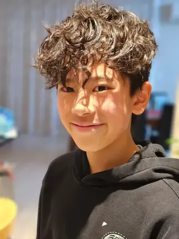 Kiểu tóc xoăn quăn cho bé trai