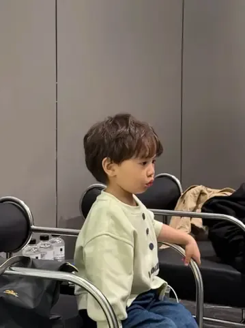 Kiểu tóc cho bé trai xoăn nhẹ