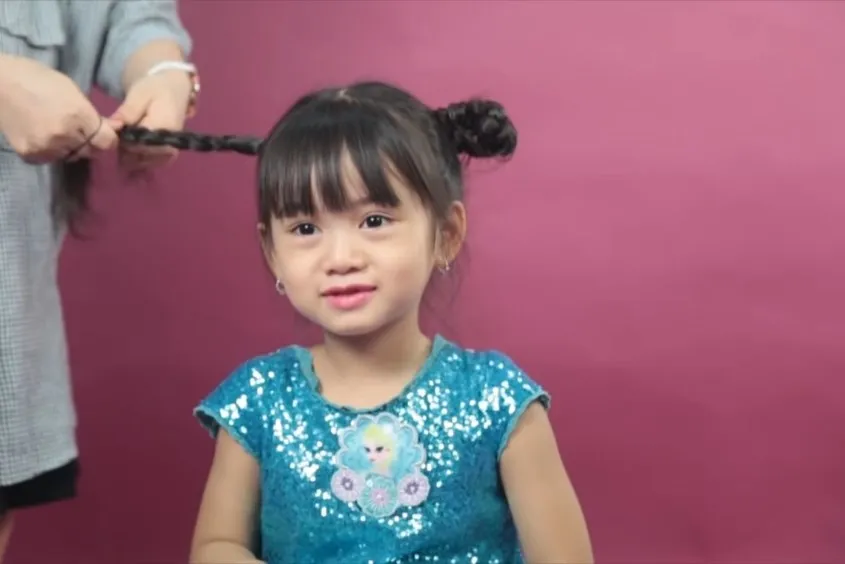 Thực hiện tương tự bước cuộn búi tóc cho bên tóc còn lại