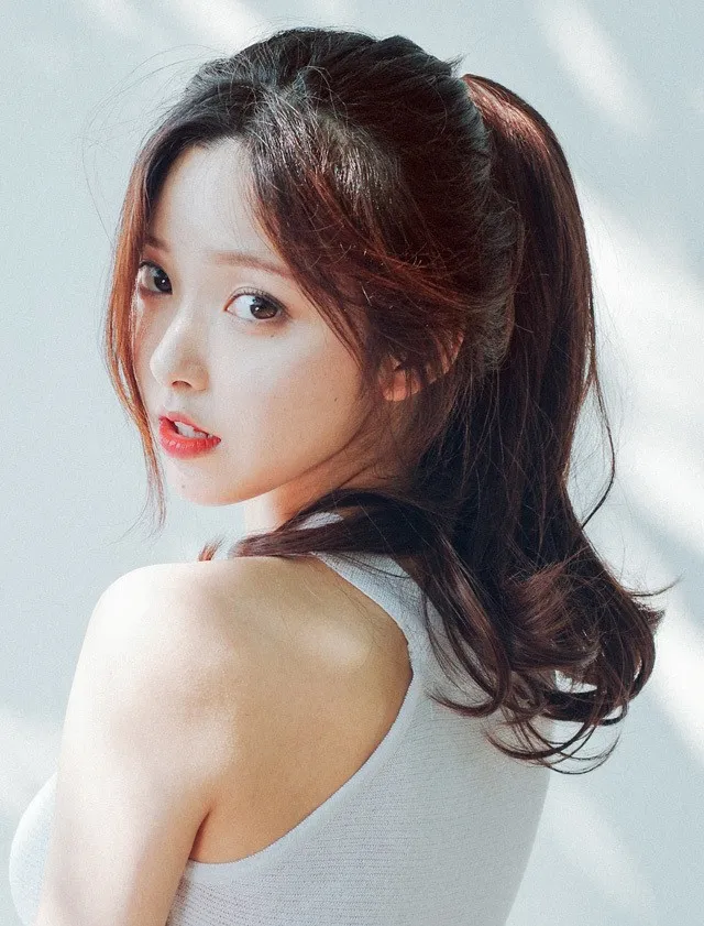 Một cô gái đang sử dụng khăn turban để tạo kiểu tóc, kết hợp với mái thưa