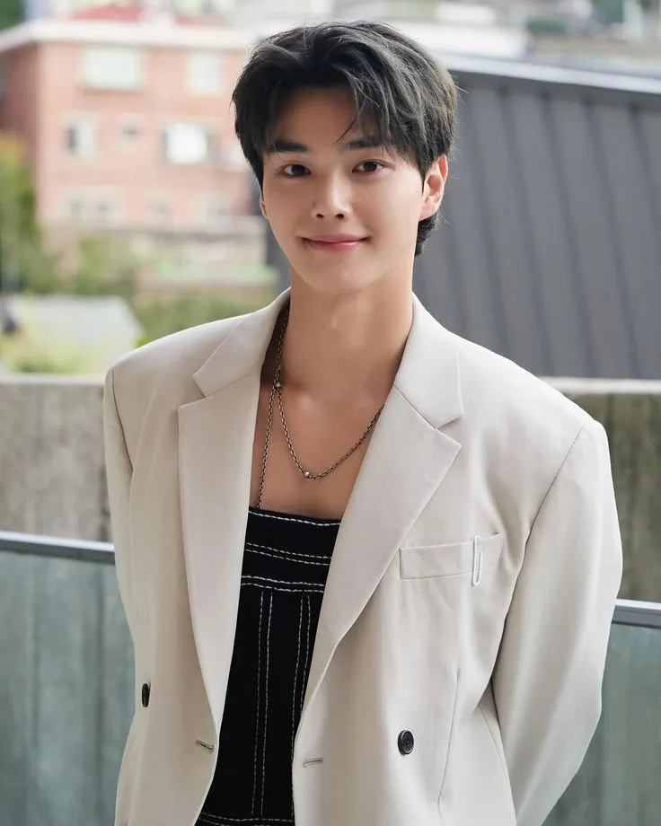 Chàng trai với kiểu tóc 2 mái Layer (Layered Middle Part) được cắt tỉa thành nhiều lớp tạo độ phồng tự nhiên và trẻ trung