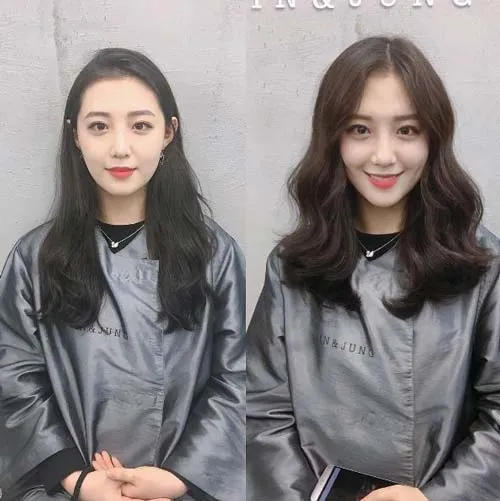 Cô gái với mái tóc thẳng truyền thống và mái tóc xoăn bồng bềnh, thể hiện sự biến đổi kiểu tóc sang trọng và rạng rỡ