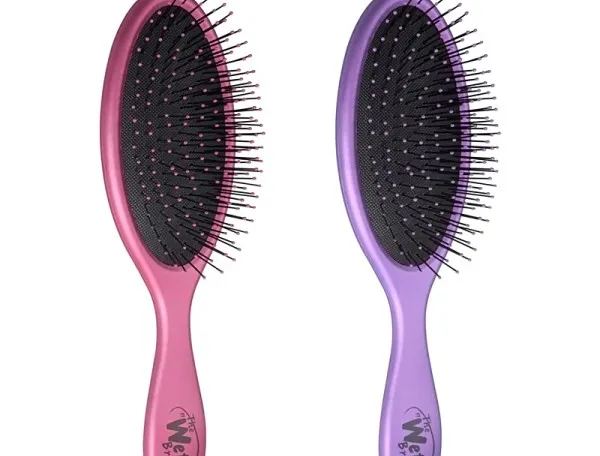 Chiếc lược răng thưa chuyên dùng để chải tóc giả được đặt bên cạnh bộ tóc