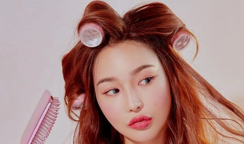 Kỹ thuật sử dụng lô uốn tóc để giữ nếp và tạo độ xoăn tự nhiên