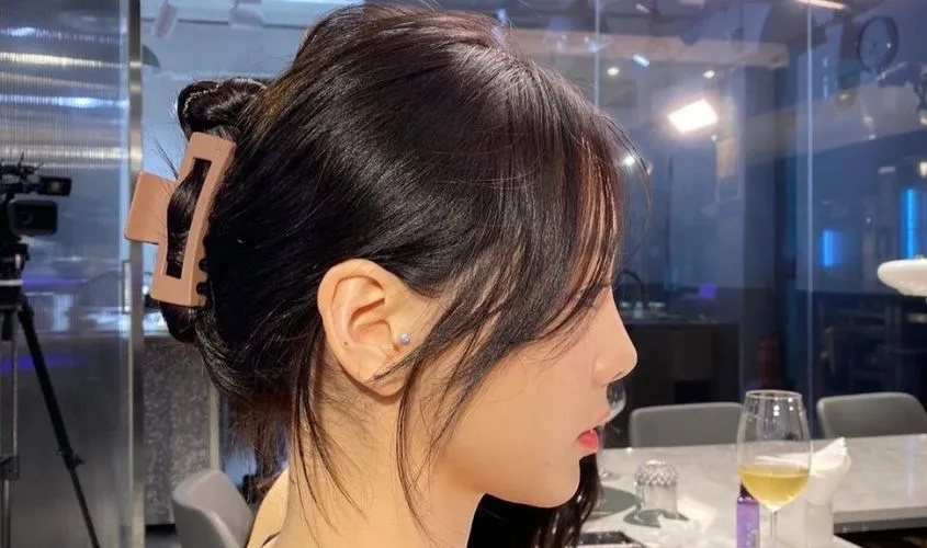 Sử dụng kẹp càng cua để giữ nếp tóc uốn là một mẹo nhanh chóng