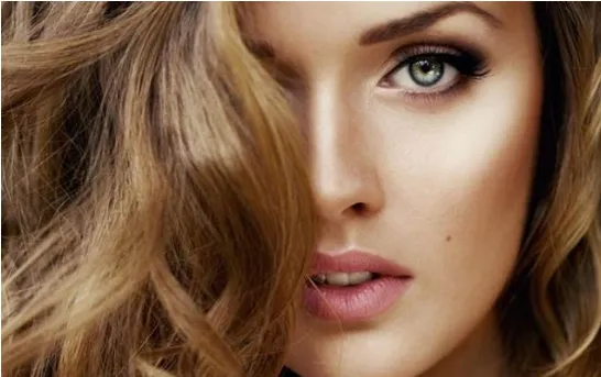 Hình ảnh minh họa cách sử dụng nước chanh và khoai tây để nhuộm tóc màu ánh vàng tự nhiên