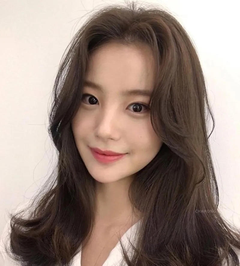 Cận cảnh kiểu mái dài rẽ ngôi có độ phồng nhẹ cho khuôn mặt dài