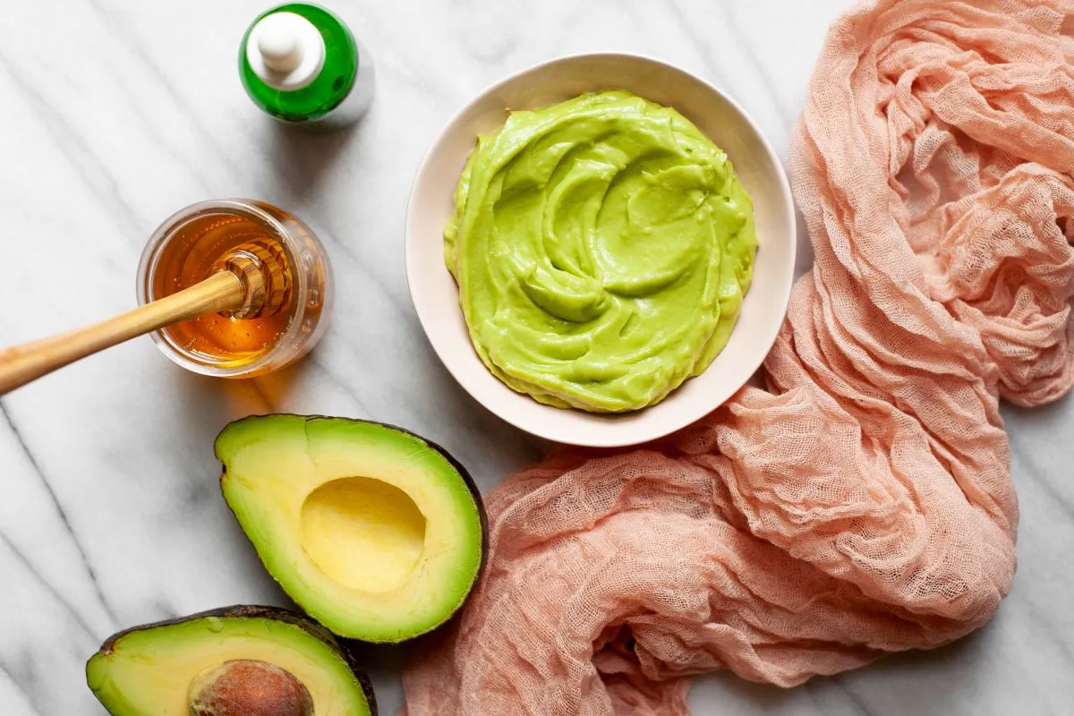 Đắp mặt nạ cho tóc bằng các nguyên liệu tự nhiên như bơ và chuối để cung cấp dưỡng chất