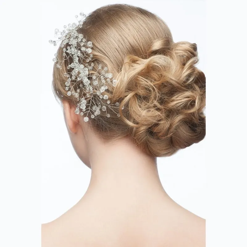 Sử dụng kẹp đính đá và ngọc trai làm điểm nhấn cho búi tóc thấp