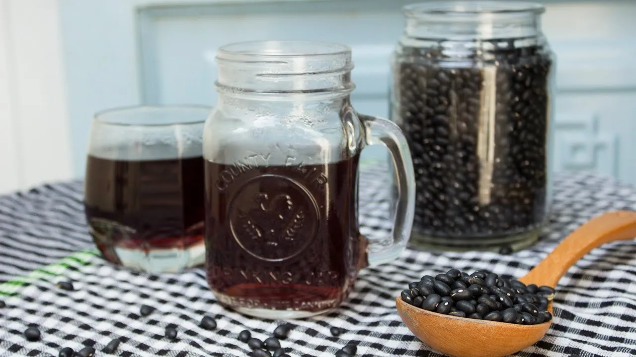 Nước đậu đen rang trị tóc bạc tại nhà